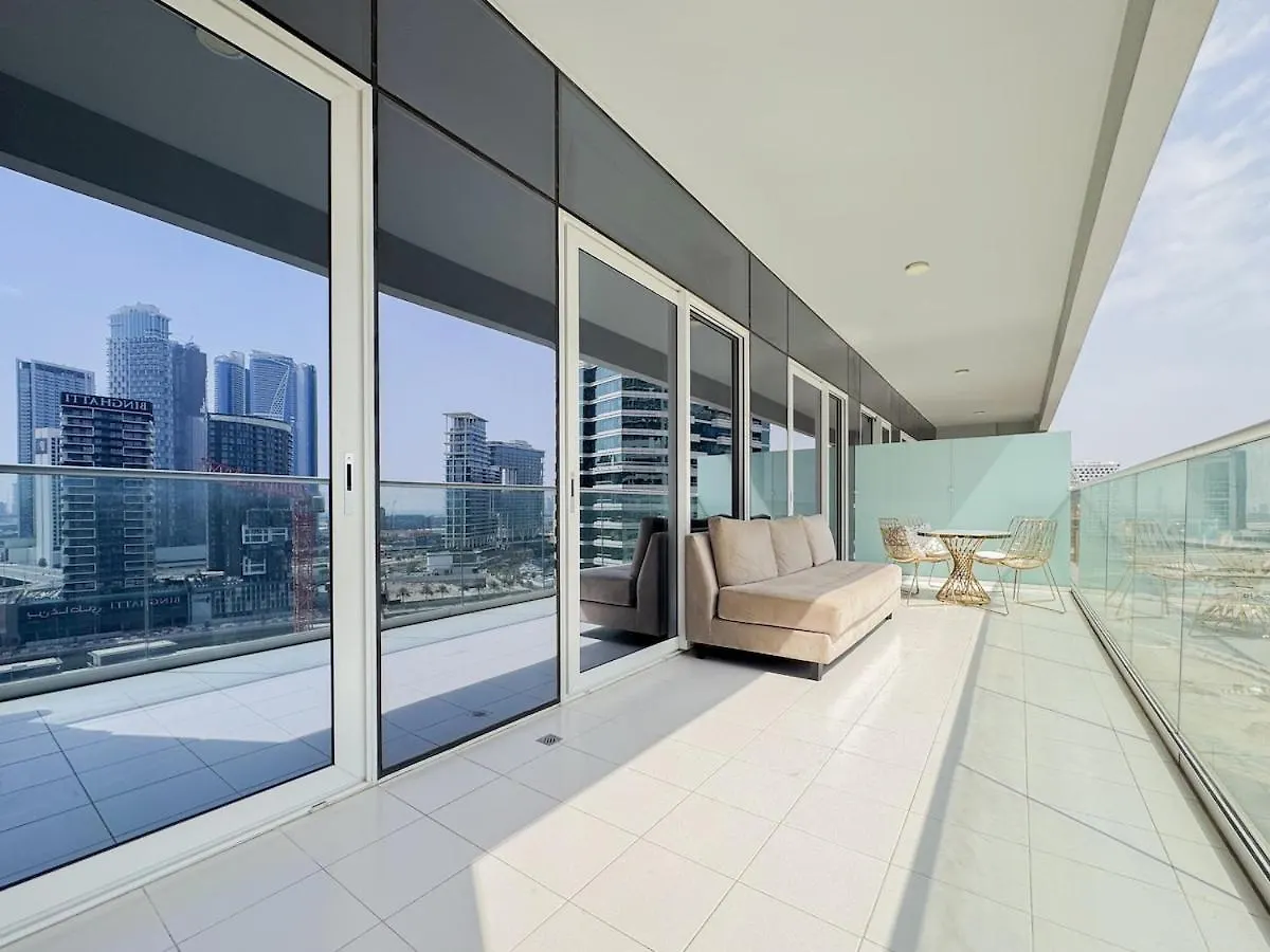 Bronzite 2-Bed Apt Central Dubai Canal Views Lägenhet