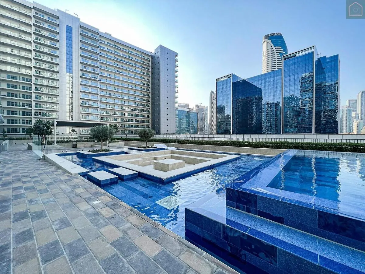 Bronzite 2-Bed Apt Central Dubai Canal Views