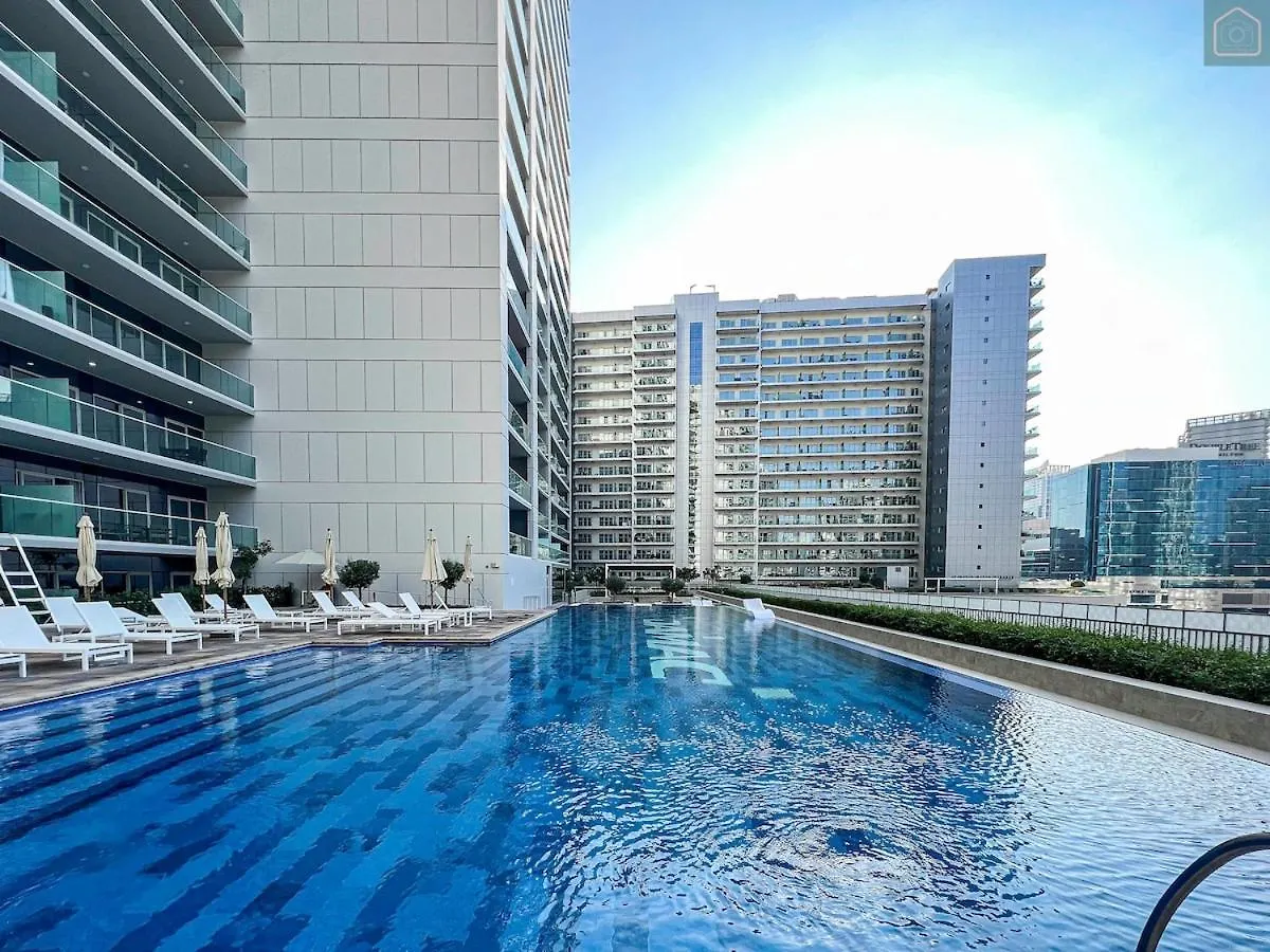 Bronzite 2-Bed Apt Central Dubai Canal Views Lägenhet